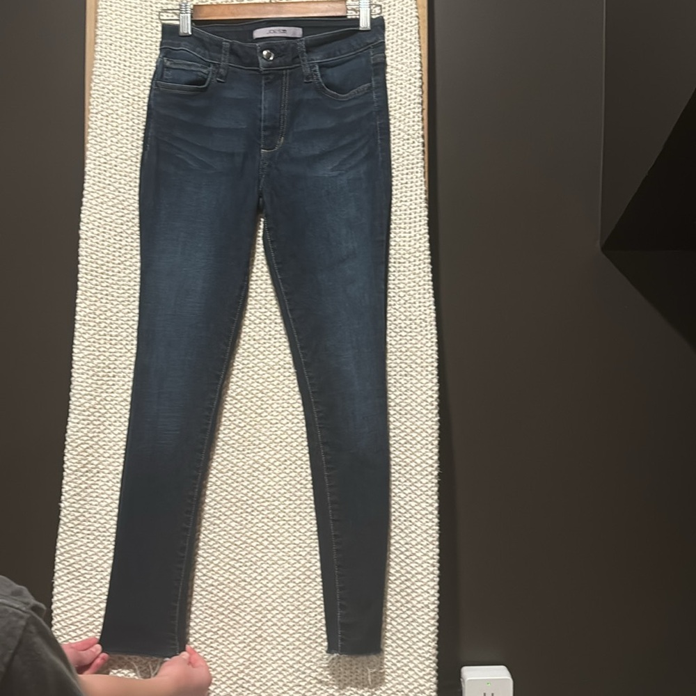 Joe’s Jeans skinny jeans in dark wash. Sz 26 w/Frayed hem.super soft denim.